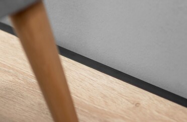 minileiste-czarny-minimalistyczna-listwa-przypodlogowa 2